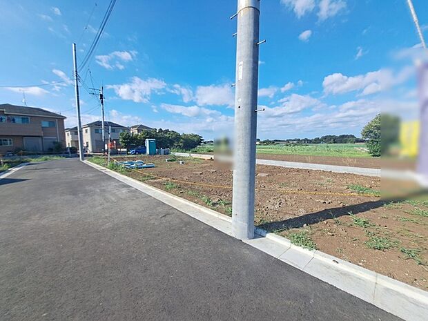 周辺の街並みの中で適度な主張、生活に溶け込むシンプルなデザインの外観が魅力の一戸建です。