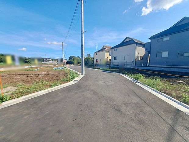 安心して暮らすことのできる住宅街。 住宅地の道路は一般に交通量が少なく車などの騒音が少ないため、住民にとって静かな生活環境が提供されます。