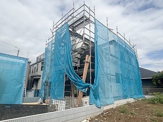 周辺の街並みの中で適度な主張、生活に溶け込むシンプルなデザインの外観が魅力の一戸建です。