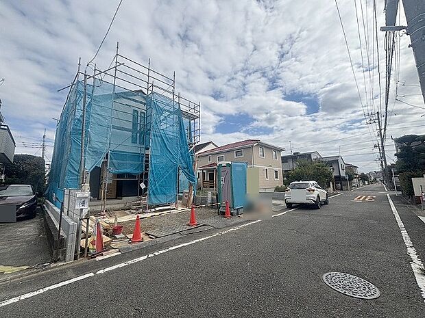 安心して暮らすことのできる住宅街。 住宅地の道路は一般に交通量が少なく車などの騒音が少ないため、住民にとって静かな生活環境が提供されます。