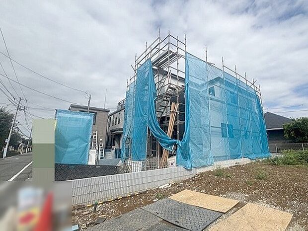 周辺の街並みの中で適度な主張、生活に溶け込むシンプルなデザインの外観が魅力の一戸建です。