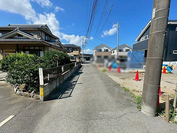 安心して暮らすことのできる住宅街。 住宅地の道路は一般に交通量が少なく車などの騒音が少ないため、住民にとって静かな生活環境が提供されます。