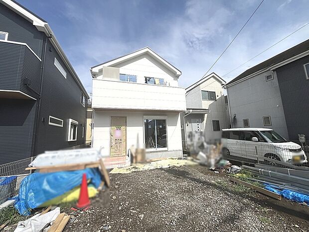 周辺の街並みの中で適度な主張、生活に溶け込むシンプルなデザインの外観が魅力の一戸建です。
