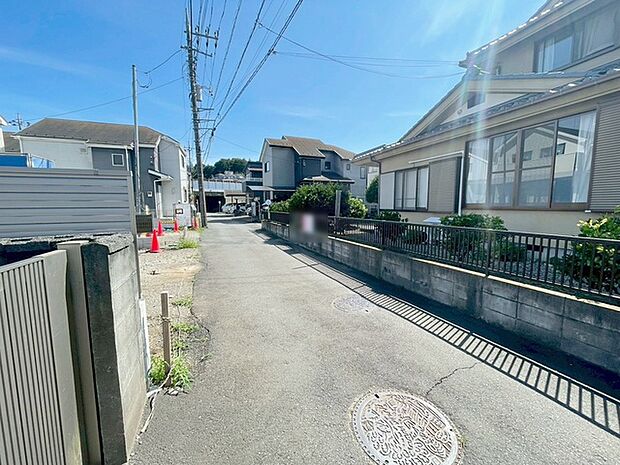 安心して暮らすことのできる住宅街。 住宅地の道路は一般に交通量が少なく車などの騒音が少ないため、住民にとって静かな生活環境が提供されます。