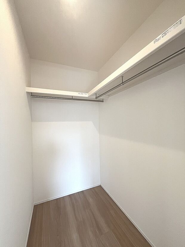 沢山のお洋服などを収納できそうなウォークインクローゼット。