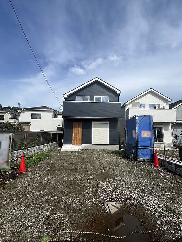周辺の街並みの中で適度な主張、生活に溶け込むシンプルなデザインの外観が魅力の一戸建です。 