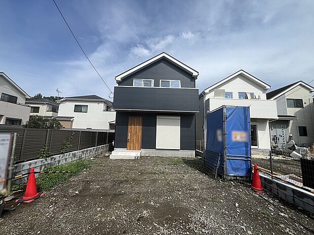 建物が完成しましたので室内のご見学予約スタート。当日のご見学予約も大歓迎です。お気軽にご連絡ください。エステート白馬国分寺店は火曜水曜も営業しております。 