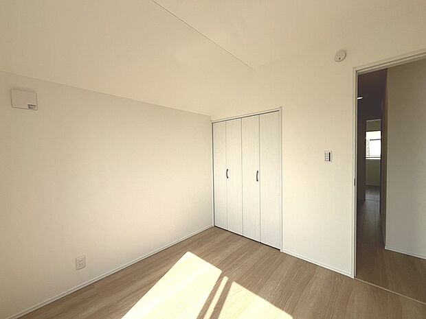スタイリッシュなデザインと快適な居住性を兼ね備えた洋室。広々とした空間は、自分らしいインテリアを楽しむことができるほか、リラックスした時間を過ごすことができそうです。