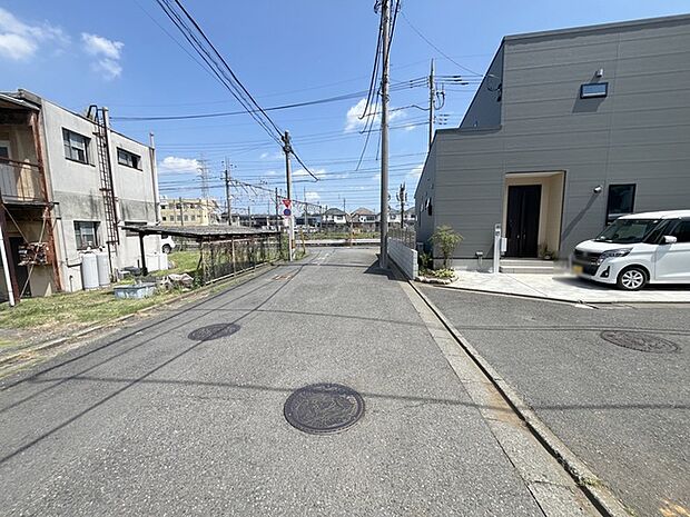 安心して暮らすことのできる住宅街。 住宅地の道路は一般に交通量が少なく車などの騒音が少ないため、住民にとって静かな生活環境が提供されます。
