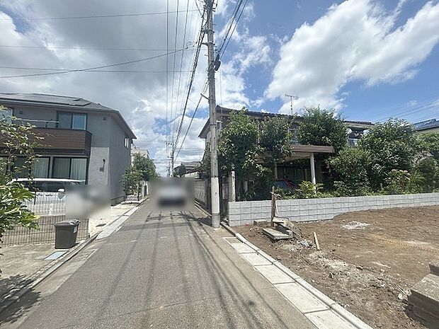 安心して暮らすことのできる住宅街。 住宅地の道路は一般に交通量が少なく車などの騒音が少ないため、住民にとって静かな生活環境が提供されます。
