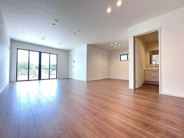 家族が一番集まる場所だから広々としつつも素敵な空間であって欲しい。みんながくつろぐリビングからキッチンまでが一つの空間のように繋がる間取り。
