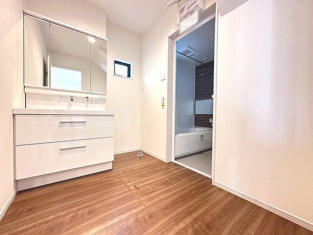 三面鏡に洗面台。 コンセントに照明機能、多機能性を備えた設備です。