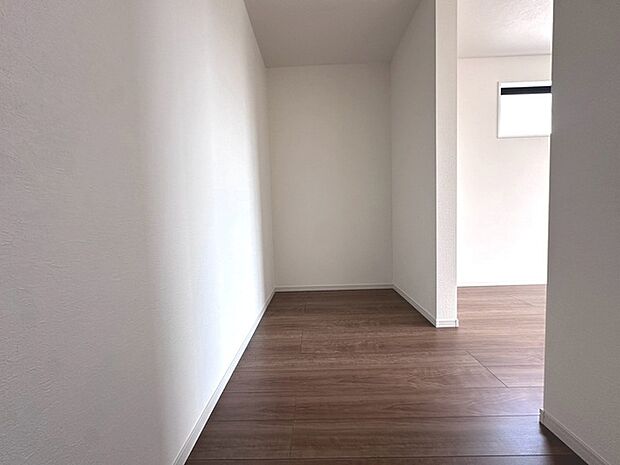 沢山のお洋服などを収納できそうなウォークインクローゼット。