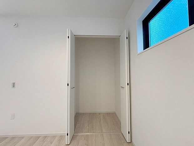 各お部屋に収納が設置されています。