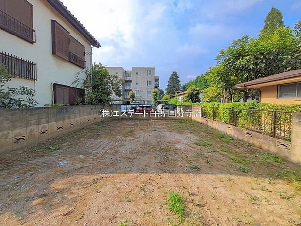 周囲の緑に囲まれ落ち着いた空気が流れる静かな住環境です。暮らしのベースを築くのに適した場所です。