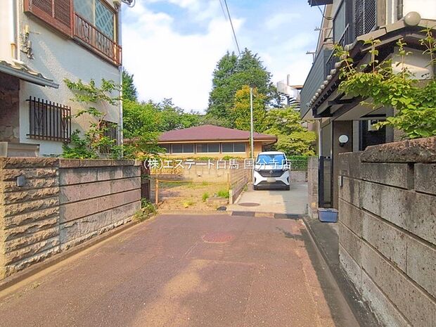 安心して暮らすことのできる住宅街。 住宅地の道路は一般に交通量が少なく車などの騒音が少ないため、住民にとって静かな生活環境が提供されます。