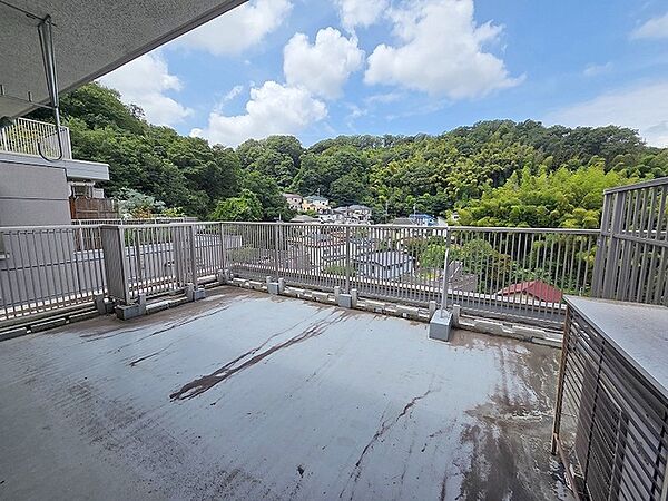 窓からの眺望です。実際に現地で眺望もご確認ください。