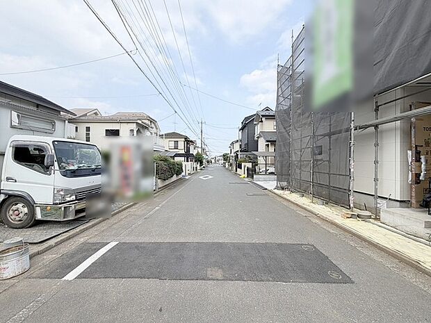安心して暮らすことのできる住宅街。 住宅地の道路は一般に交通量が少なく車などの騒音が少ないため、住民にとって静かな生活環境が提供されます。