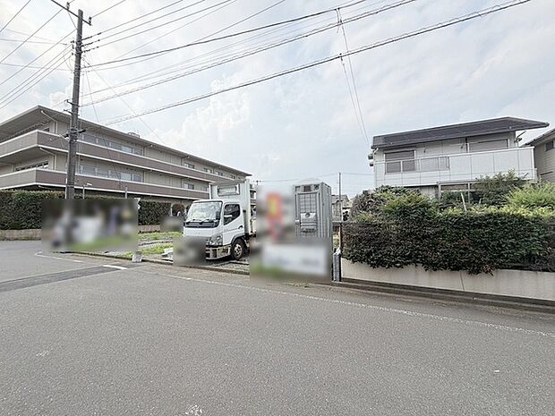 安心して暮らすことのできる住宅街。 住宅地の道路は一般に交通量が少なく車などの騒音が少ないため、住民にとって静かな生活環境が提供されます。