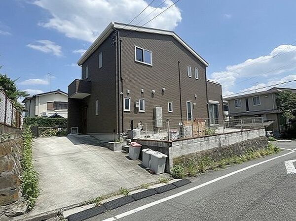周辺の街並みの中で適度な主張、生活に溶け込むシンプルなデザインの外観が魅力の一戸建です。