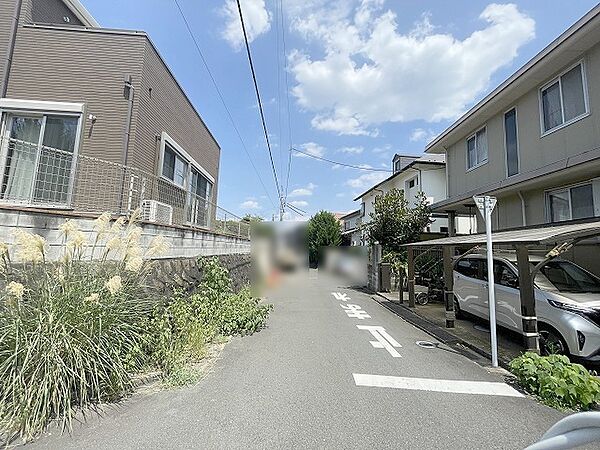 安心して暮らすことのできる住宅街。　住宅地の道路は一般に交通量が少なく車などの騒音が少ないため、住民にとって静かな生活環境が提供されます。