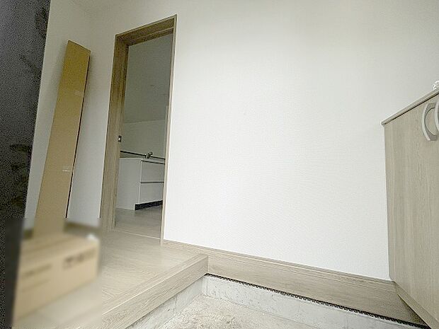 玄関は家の第一印象を左右する重要な場所。ほどよい広さとスタイリッシュな色遣いが印象的です。
