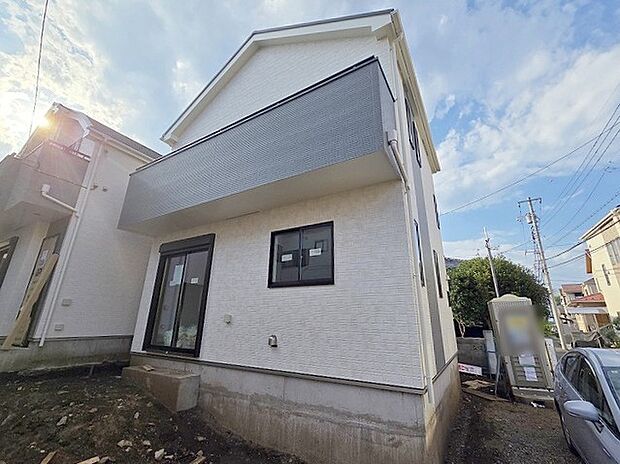 周辺の街並みの中で適度な主張、生活に溶け込むシンプルなデザインの外観が魅力の一戸建です。