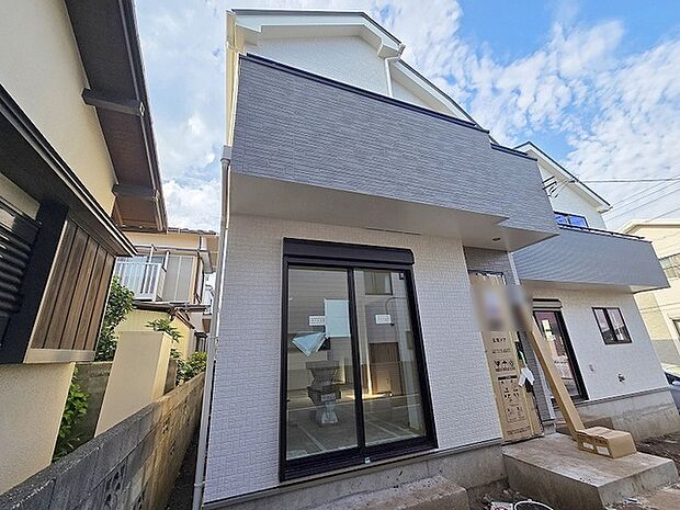 周辺の街並みの中で適度な主張、生活に溶け込むシンプルなデザインの外観が魅力の一戸建です。 