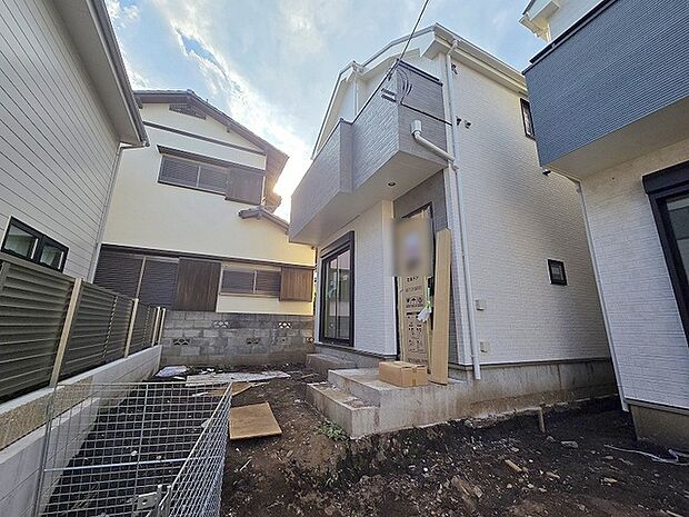 周辺の街並みの中で適度な主張、生活に溶け込むシンプルなデザインの外観が魅力の一戸建です。 