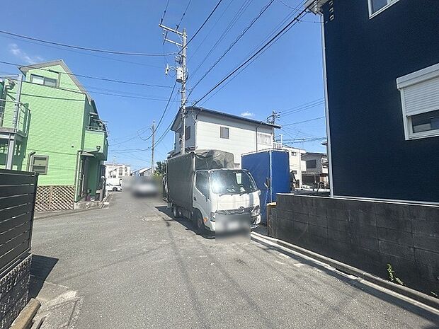 安心して暮らすことのできる住宅街。 住宅地の道路は一般に交通量が少なく車などの騒音が少ないため、住民にとって静かな生活環境が提供されます。