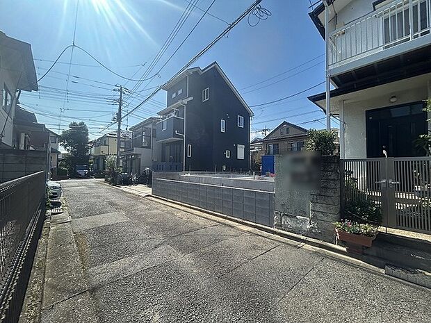 安心して暮らすことのできる住宅街。 住宅地の道路は一般に交通量が少なく車などの騒音が少ないため、住民にとって静かな生活環境が提供されます。
