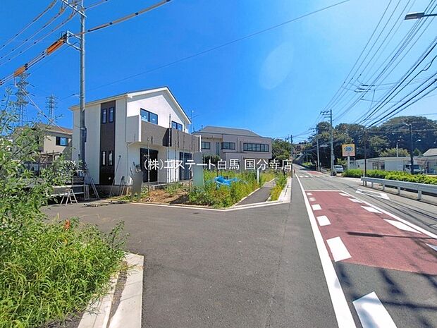 安心して暮らすことのできる住宅街。 住宅地の道路は一般に交通量が少なく車などの騒音が少ないため、住民にとって静かな生活環境が提供されます。