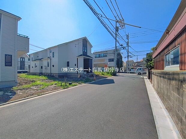 安心して暮らすことのできる住宅街。　住宅地の道路は一般に交通量が少なく車などの騒音が少ないため、住民にとって静かな生活環境が提供されます。 