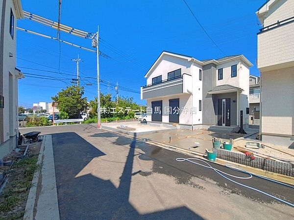 安心して暮らすことのできる住宅街。　住宅地の道路は一般に交通量が少なく車などの騒音が少ないため、住民にとって静かな生活環境が提供されます。