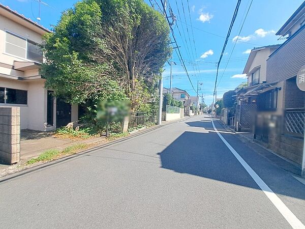安心して暮らすことのできる住宅街。　住宅地の道路は一般に交通量が少なく車などの騒音が少ないため、住民にとって静かな生活環境が提供されます。