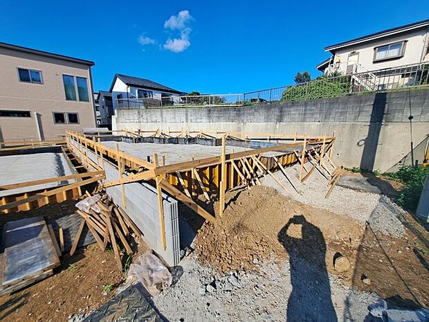 現在建物を建築中です、建築中の物件については現地確認の他、同施工会社の完成施工例のご案内、担当者のプレゼンテーションにてご検討ください。適切なご検討の方法をご説明させて頂きます。 