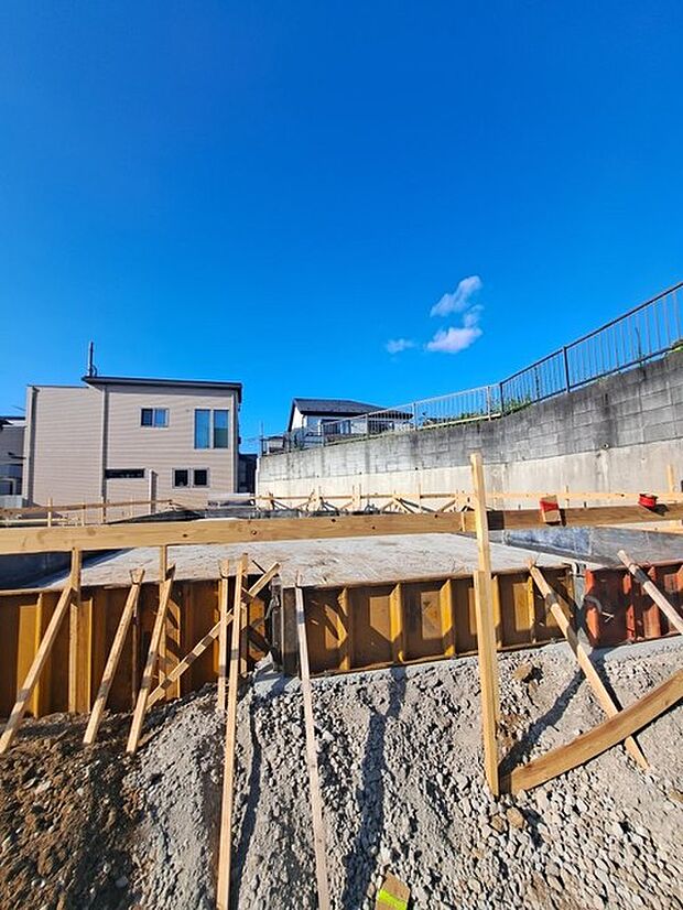 安心して暮らすことのできる住宅街。 住宅地の道路は一般に交通量が少なく車などの騒音が少ないため、住民にとって静かな生活環境が提供されます。