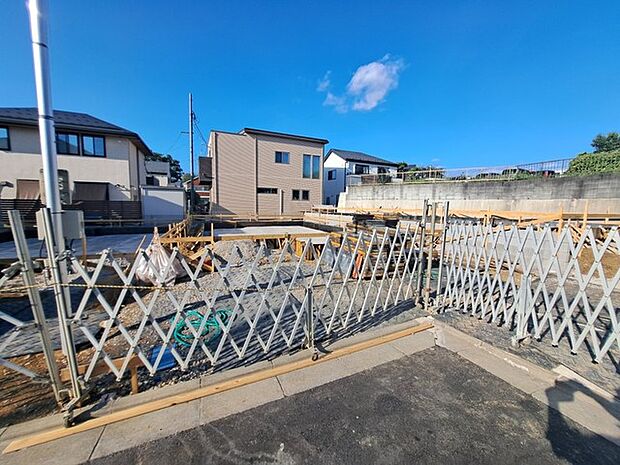 現在建物を建築中です、建築中の物件については現地確認の他、同施工会社の完成施工例のご案内、担当者のプレゼンテーションにてご検討ください。適切なご検討の方法をご説明させて頂きます。