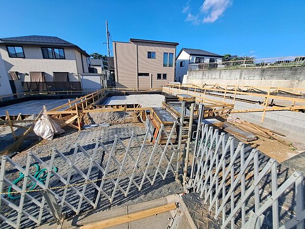 実際に室内をご見学頂くと生活のイメージが広がります。家具を置いたイメージや窓からの景色など、現地で体感ください。