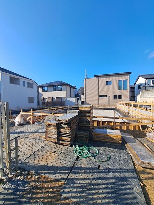 安心して暮らすことのできる住宅街。 住宅地の道路は一般に交通量が少なく車などの騒音が少ないため、住民にとって静かな生活環境が提供されます。