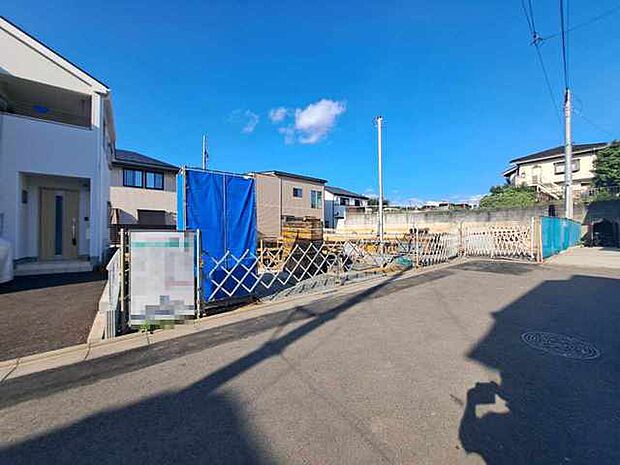 現在建物を建築中です、建築中の物件については現地確認の他、同施工会社の完成施工例のご案内、担当者のプレゼンテーションにてご検討ください。適切なご検討の方法をご説明させて頂きます。