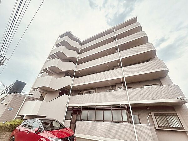 周辺の街並みの中で適度な主張、生活に溶け込むシンプルなデザインの外観が魅力の建物です。