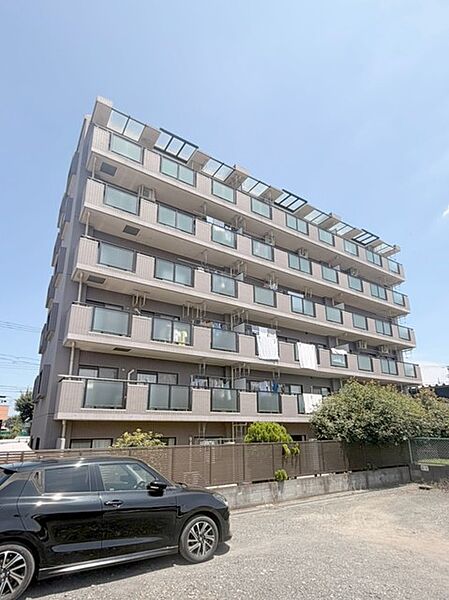 洗練されたフォルムが際立つ外観。周囲の環境と心地よく調和し、日々の生活を優しく包み込んでくれます。