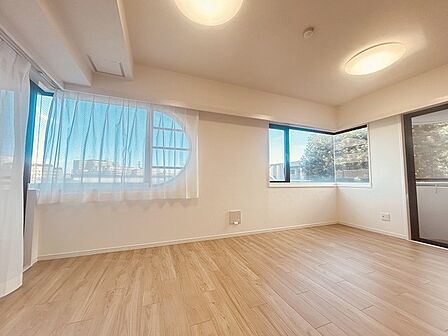 家族の集まるリビングは気持ちの良い自然光が差し込む団欒空間。室内のご見学予約も随時、受付中ですのでお気軽にお問合せください。