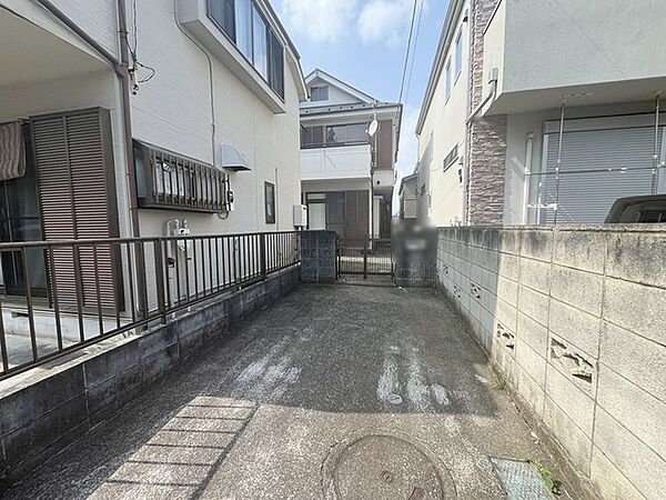 周辺の街並みの中で適度な主張、生活に溶け込むシンプルなデザインの外観が魅力の一戸建です。