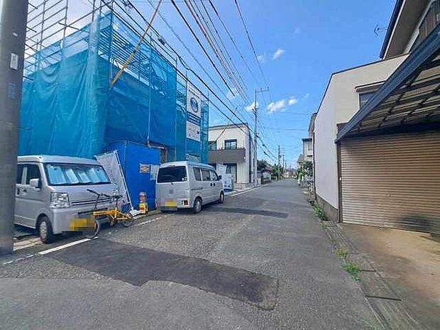 安心して暮らすことのできる住宅街。 住宅地の道路は一般に交通量が少なく車などの騒音が少ないため、住民にとって静かな生活環境が提供されます。