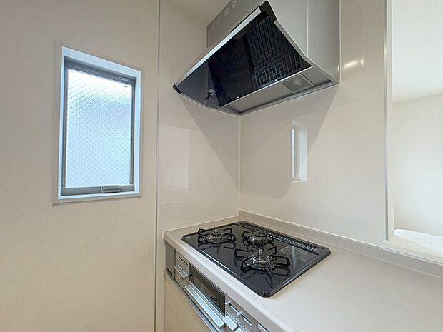 キッチンコンロスペースの近くには、空気の入れ替えが可能な開口部を設置!! お料理をする際には、換気扇を回しながら匂いが籠らない様に開放してお料理もお楽しみ頂けます。