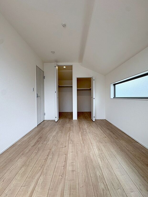 勾配天井の2階のお部屋。この勾配の角度がお洒落な雰囲気を感じさせてくれます。
