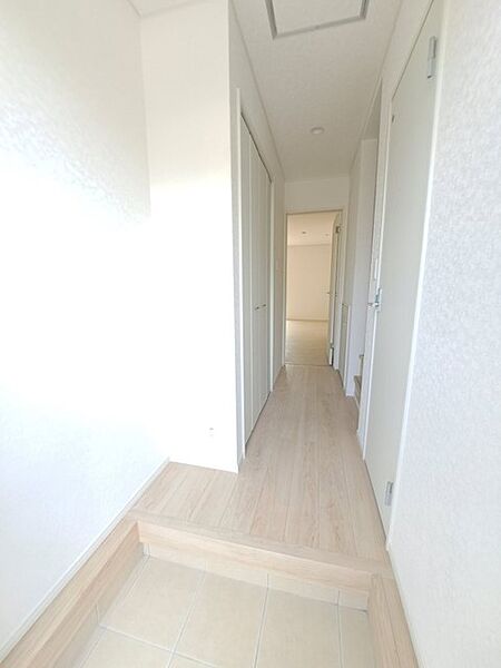 玄関は家の第一印象を左右する重要な場所。ほどよい広さとスタイリッシュな色遣いが印象的です。