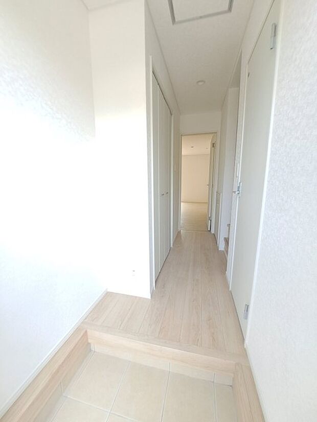 玄関は家の第一印象を左右する重要な場所。ほどよい広さとスタイリッシュな色遣いが印象的です。 